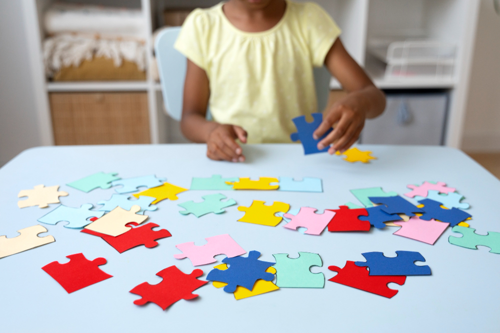 Niña jugando rompecabezas