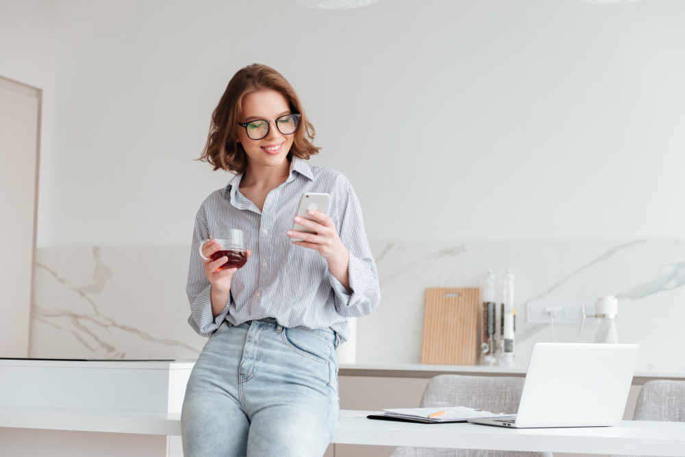 Chica trabajando con un smartphone